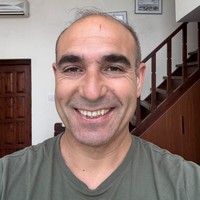 与老师 Nevfel 学习 土耳其语。